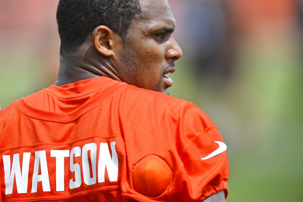 Media by Associated Press - En foto del 1 de junio del 2022, el quarterback Deshaun Watson de los Browns de Cleveland durante una práctica en Berea, Ohio. El sábado 25 de junio del 2022, Watson se reunirá la próxima semana con oficial de disciplina de la NFL. (AP Foto/David Richard)